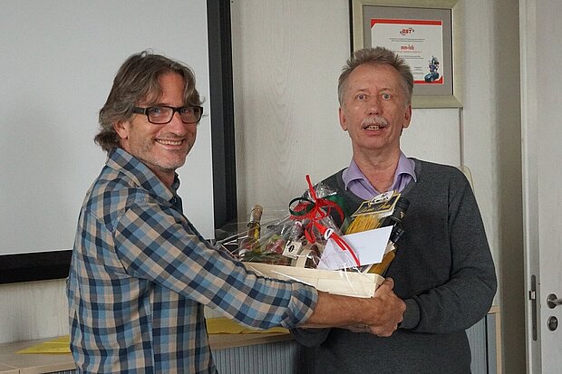 Lothar Krank bekommt Geschenk überreicht